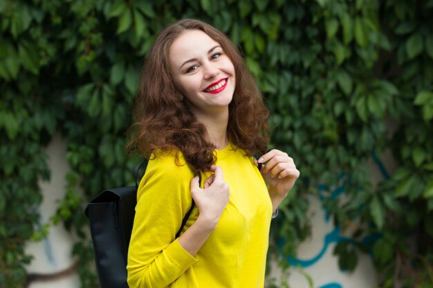 Retrato de la hermosa chica de moda en el parque