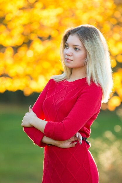 Retrato de la hermosa chica de moda en el parque