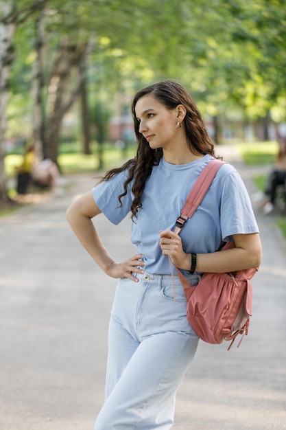 Retrato de una hermosa chica morena al aire libre en las calles de la ciudad