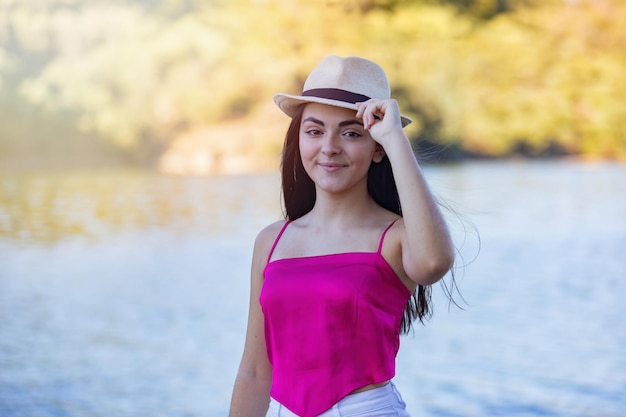 Retrato de una hermosa chica morena con un top rosa