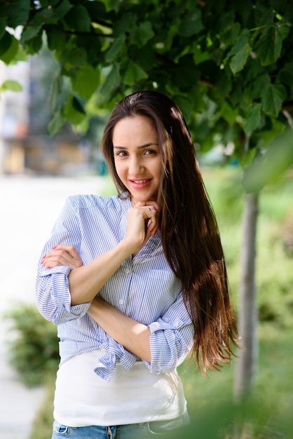 Retrato de una hermosa chica morena.