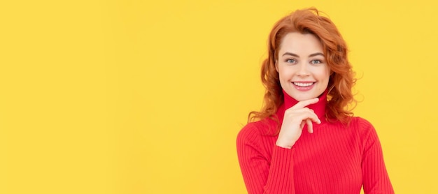 Retrato de hermosa chica pelirroja alegre cabello rizado sonriendo riendo mirando a la cámara