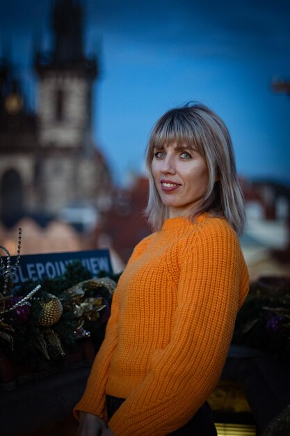 Retrato de una hermosa chica rubia