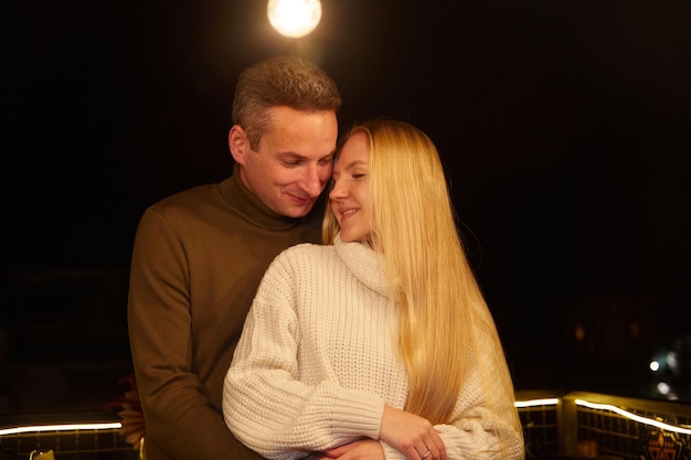 Foto retrato de una hermosa chica sonriente y su guapo novio