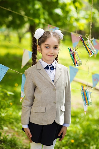 Retrato de una hermosa colegiala caucásica