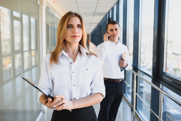 Retrato de una hermosa dama de negocios. líder de mujer de negocios. equipo de negocios exitoso