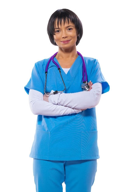 Retrato de una hermosa doctora asiática con los brazos cruzados mirando a la cámara aislada de fondo blanco