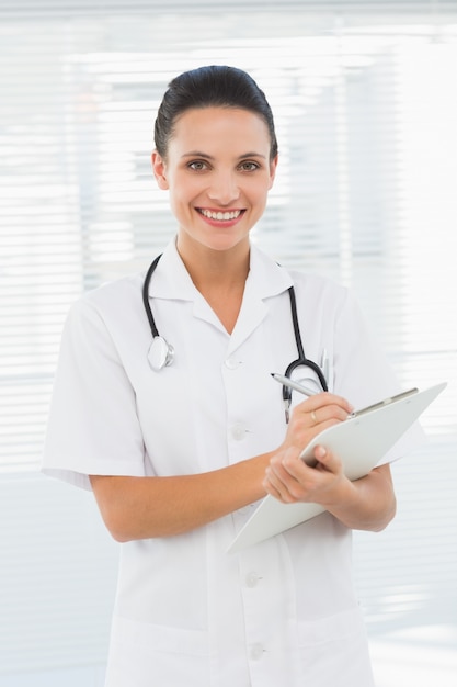 Retrato de una hermosa doctora con portapapeles