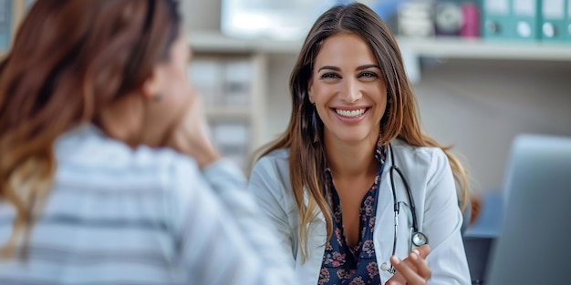 Foto retrato de una hermosa doctora sonriente con sus colegas médicos