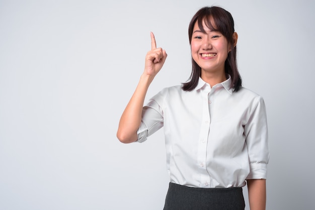 Retrato de hermosa empresaria japonesa en blanco