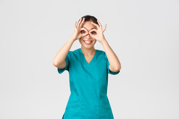 Retrato de una hermosa enfermera asiática posando