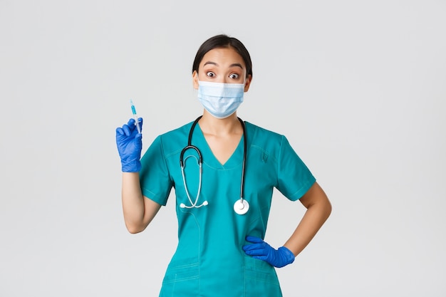 Retrato de una hermosa enfermera asiática posando