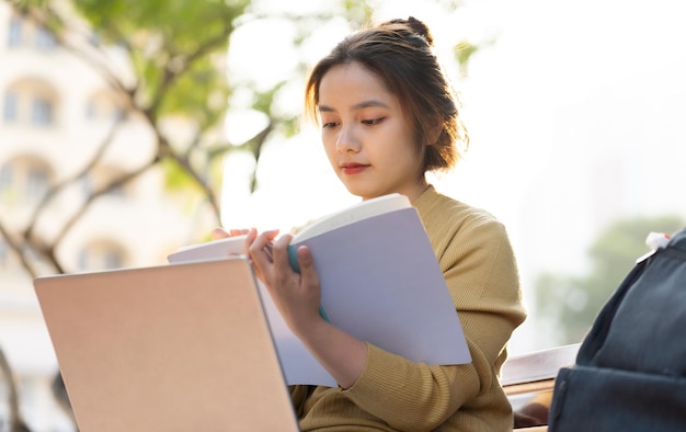 Retrato de una hermosa estudiante asiática en la universidad