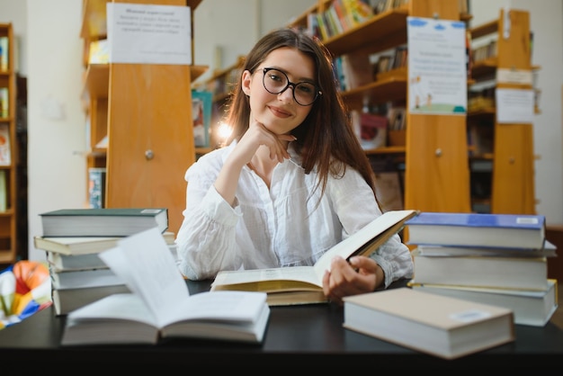 Retrato de una hermosa estudiante en una biblioteca