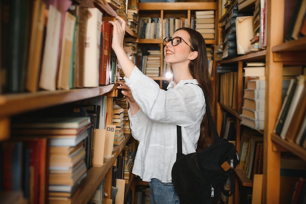 Retrato de una hermosa estudiante en una biblioteca