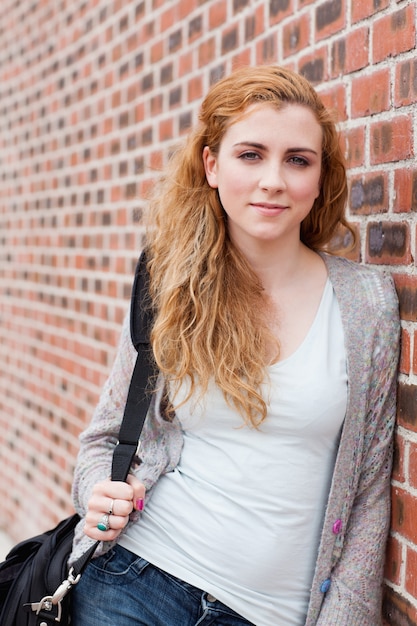 Retrato de una hermosa estudiante de pie