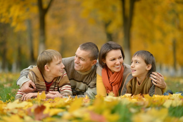 Foto retrato de una hermosa familia feliz en el parque otoño