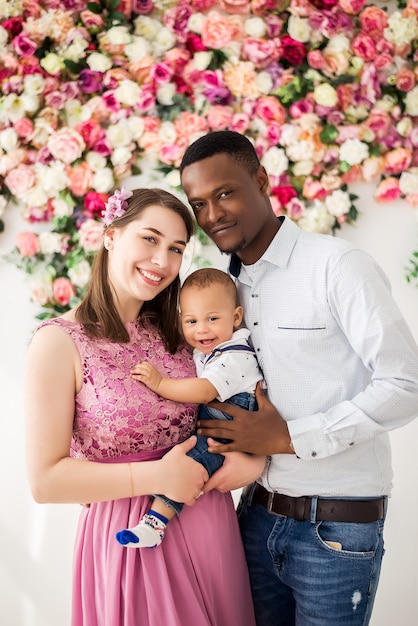 Retrato de una hermosa familia internacional con un bebé.