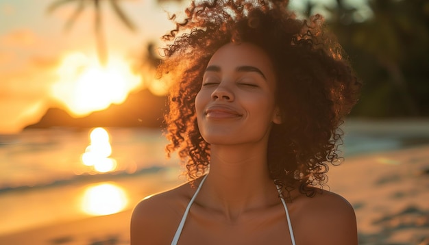Retrato de una hermosa y feliz joven afroamericana con peinado afro en la playa al atardecer