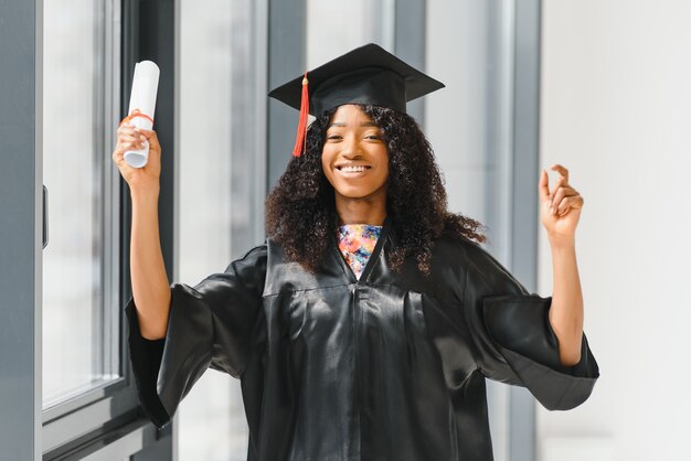 Retrato de hermosa graduada afroamericana