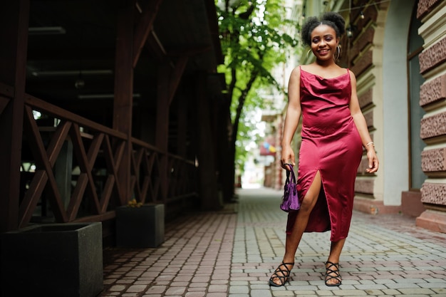 Retrato de una hermosa joven africana natural con cabello afro Modelo negro con vestido de seda roja