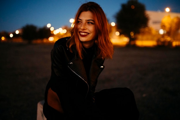 Foto retrato de una hermosa joven con aire rojo al atardecer. foto de alta calidad