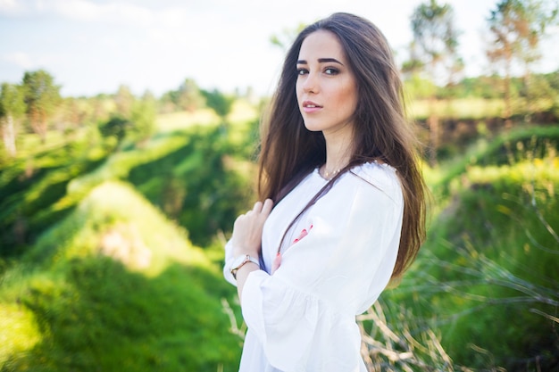 Retrato de una hermosa joven, al aire libre, en el campo