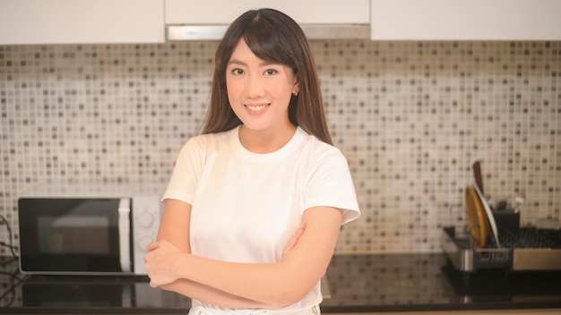 Un retrato de una hermosa joven asiática en la cocina