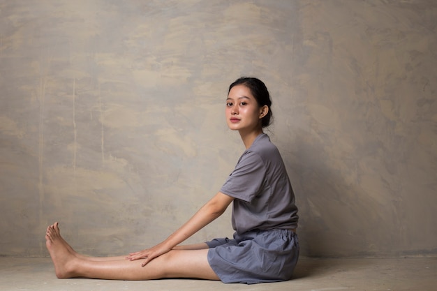 Retrato de hermosa joven asiática practicando yoga