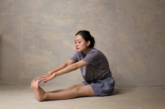 Retrato de hermosa joven asiática practicando yoga