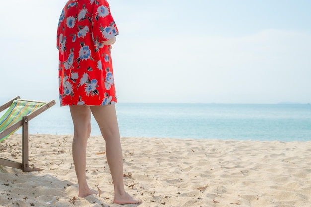 Retrato hermosa joven asiática relajarse caminando ocio alrededor del mar playa océano con nube blanca en el cielo azul en viajes de vacaciones