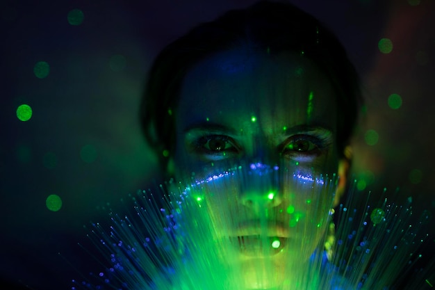 Retrato de una hermosa joven contra un fondo iluminado
