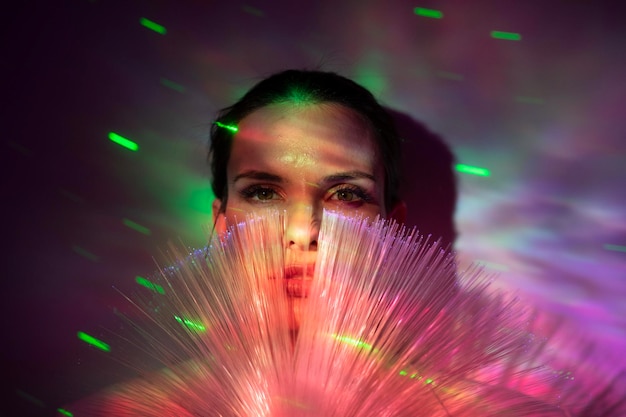 Retrato de una hermosa joven contra un fondo iluminado