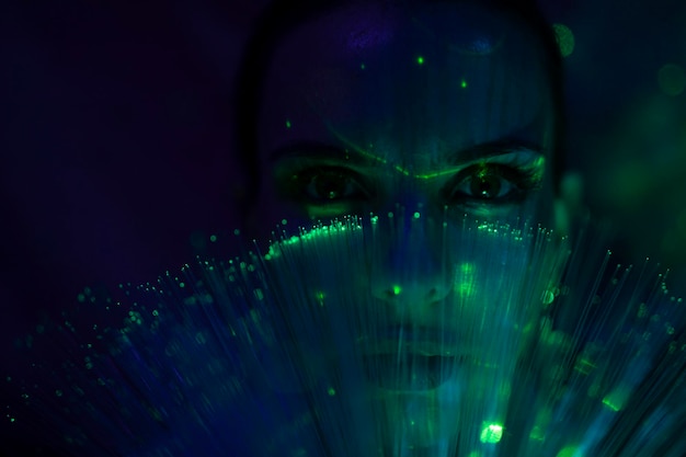 Retrato de una hermosa joven contra un fondo iluminado