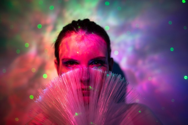 Retrato de una hermosa joven contra un fondo iluminado