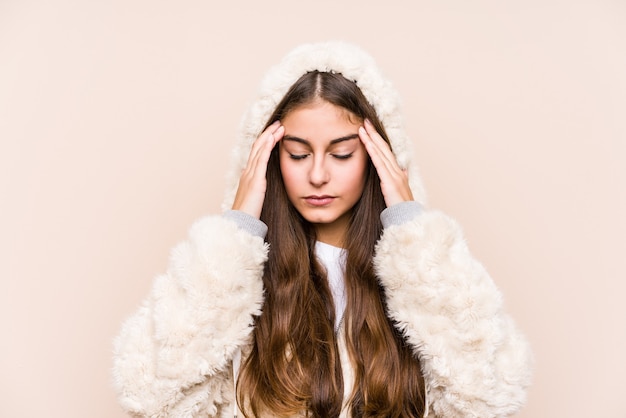 Retrato de una hermosa joven con dolor de cabeza