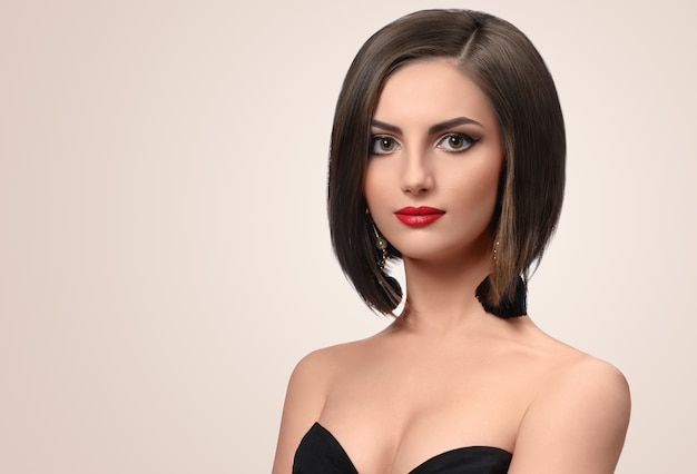 Retrato de hermosa joven elegante con corte de pelo corto