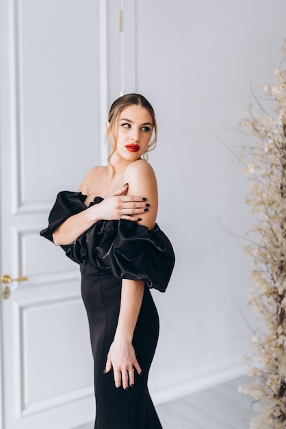 retrato de una hermosa joven con un elegante vestido negro