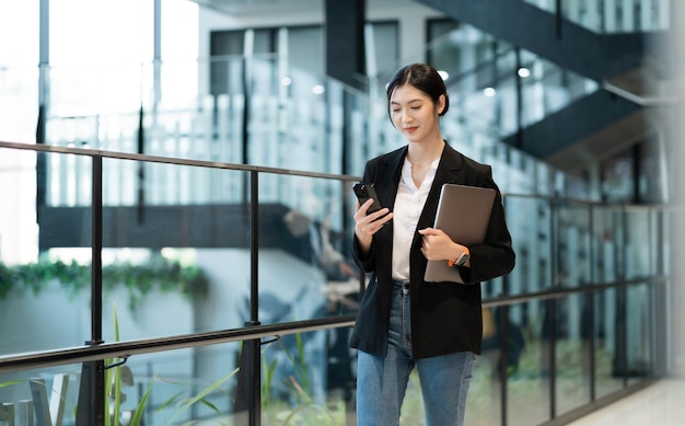 Retrato de una hermosa joven empresaria asiática en la empresa