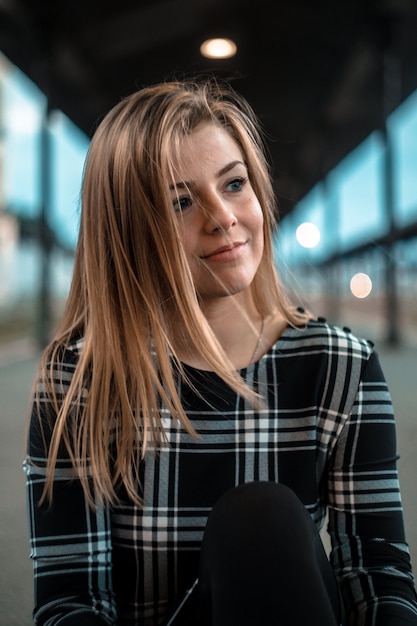 Retrato de una hermosa joven en la estación de tren