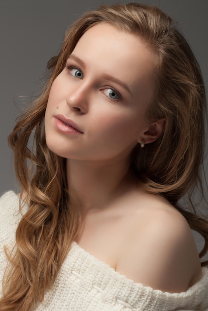 Retrato de una hermosa joven en el estudio.