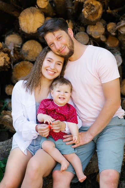 Retrato de una hermosa joven familia feliz Mamá Papá e hijo