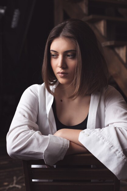 Retrato de una hermosa joven en la habitación