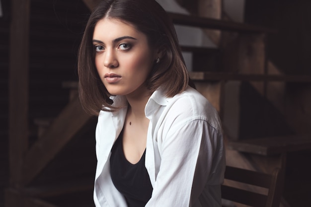 Retrato de una hermosa joven en la habitación