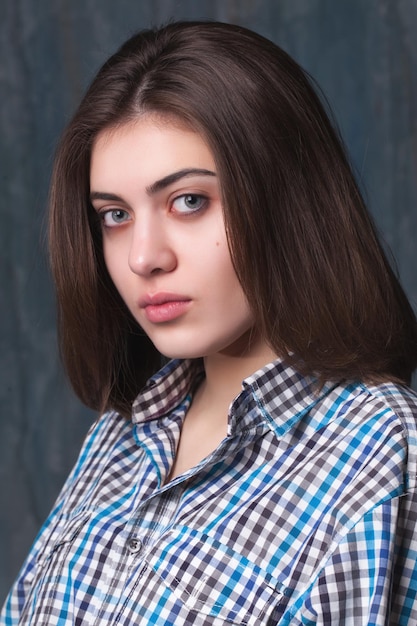 Retrato de una hermosa joven en la habitación.