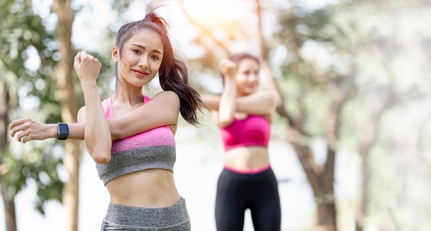 Retrato de una hermosa joven haciendo ejercicio en el parque Modelo de fitness femenino caucásico trabajando con un amigo por la mañana