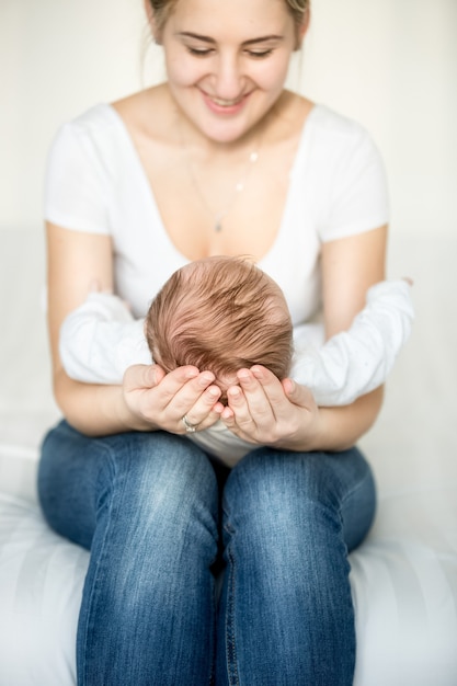 Foto retrato de hermosa joven madre con su hijo