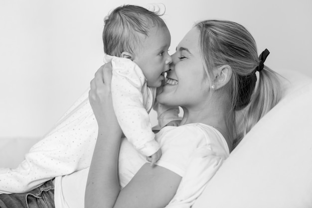 Retrato de hermosa joven madre con su hijo