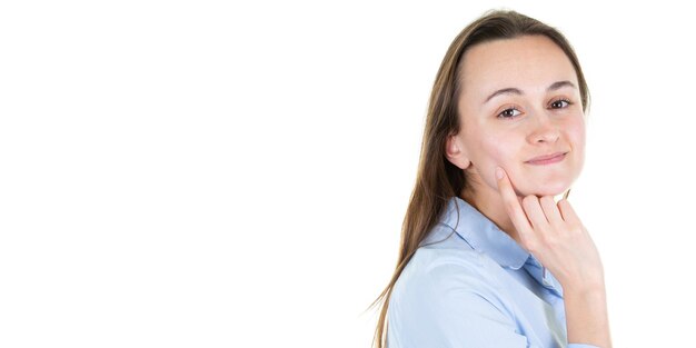 Retrato de una hermosa joven con la mano en la barbilla a un lado del espacio de copia posterior sobre fondo blanco en la plantilla de banner web