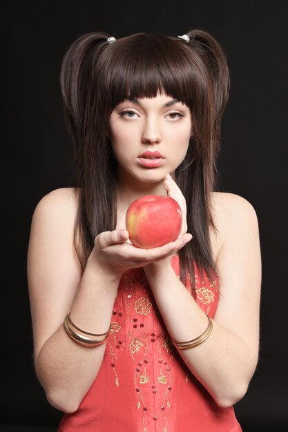 Retrato de una hermosa joven con manzana